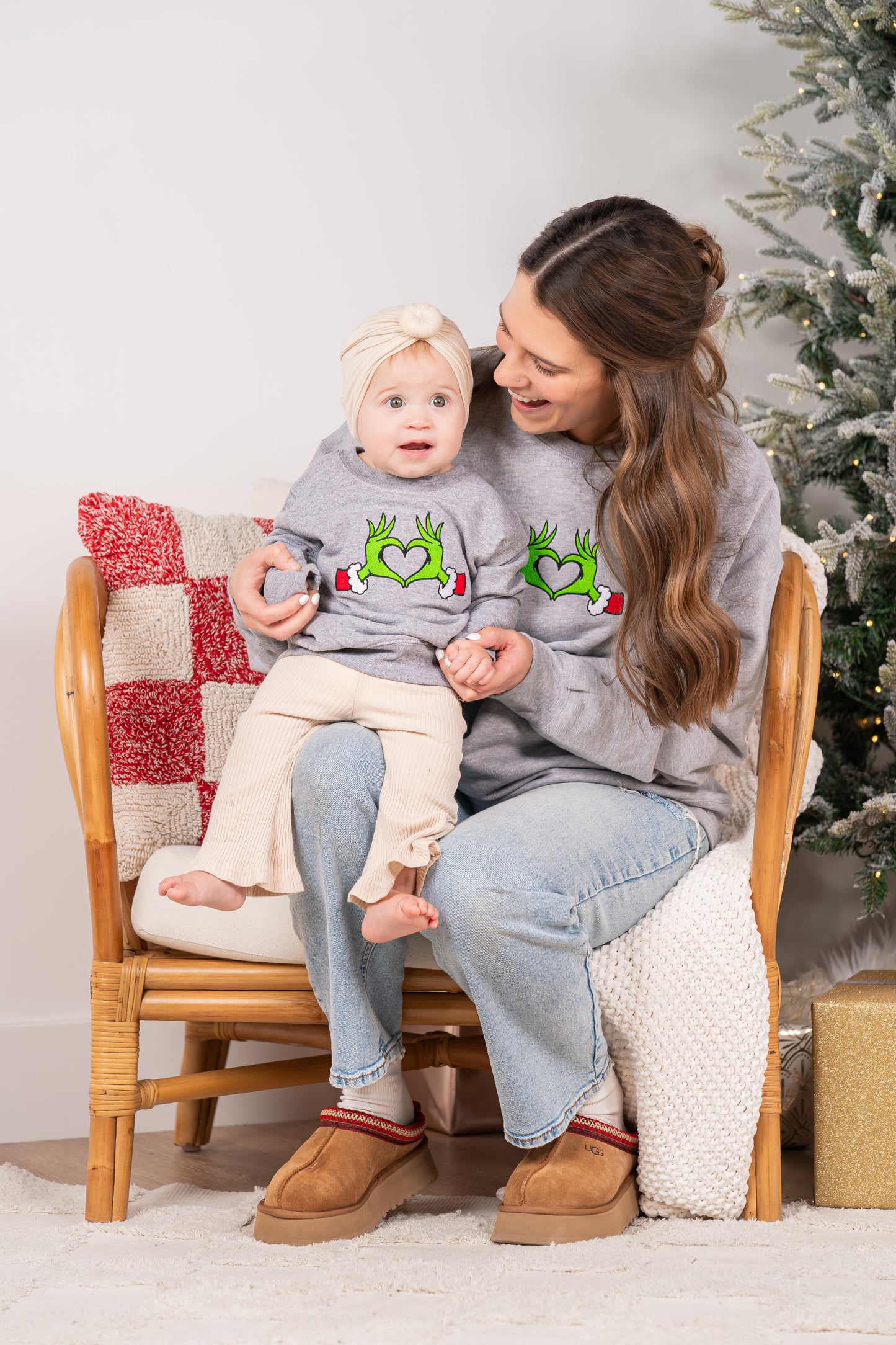 Christmas Heart Hands - Embroidered Kids Sweatshirt (Heather Gray)