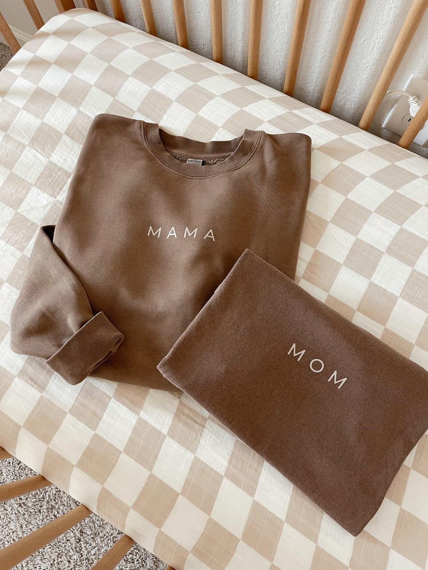 Mama (Tan Minimal) - Sweatshirt (Cocoa)