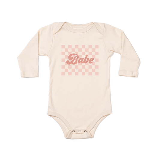 Babe Pink Checkered - Bodysuit (Natural, Long Sleeve)