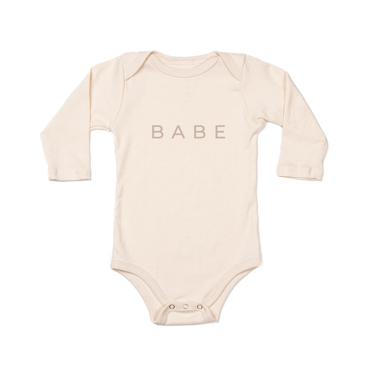 Babe (Tan Minimal) - Bodysuit (Natural, Short Sleeve)
