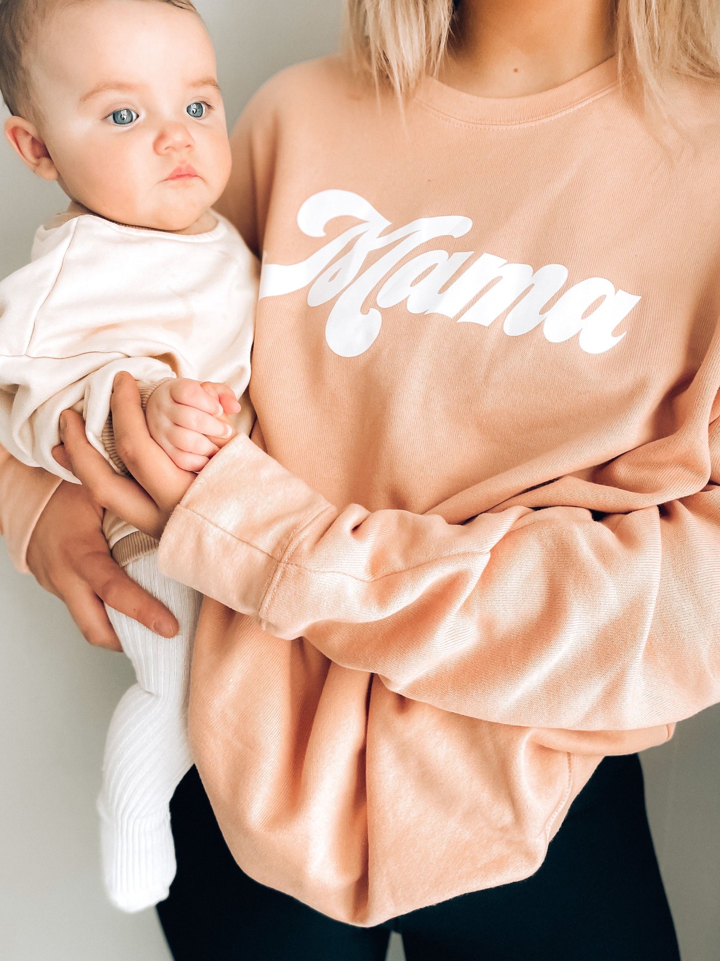 Mama (Retro, White) - Sweatshirt (Peach)