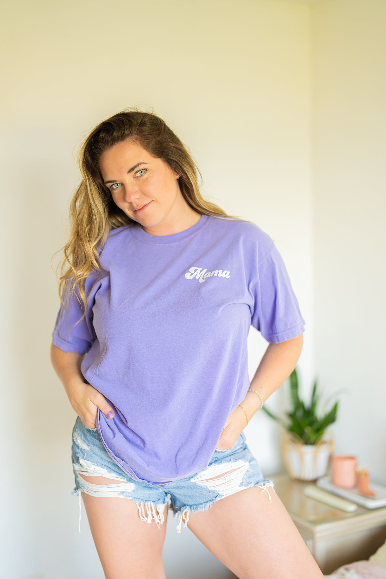 Mama Groovy (Pocket, Creme) - Tee (Lilac)