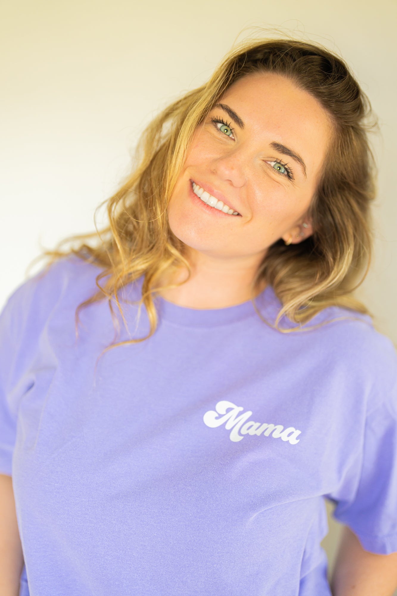 Mama Groovy (Pocket, Creme) - Tee (Lilac)