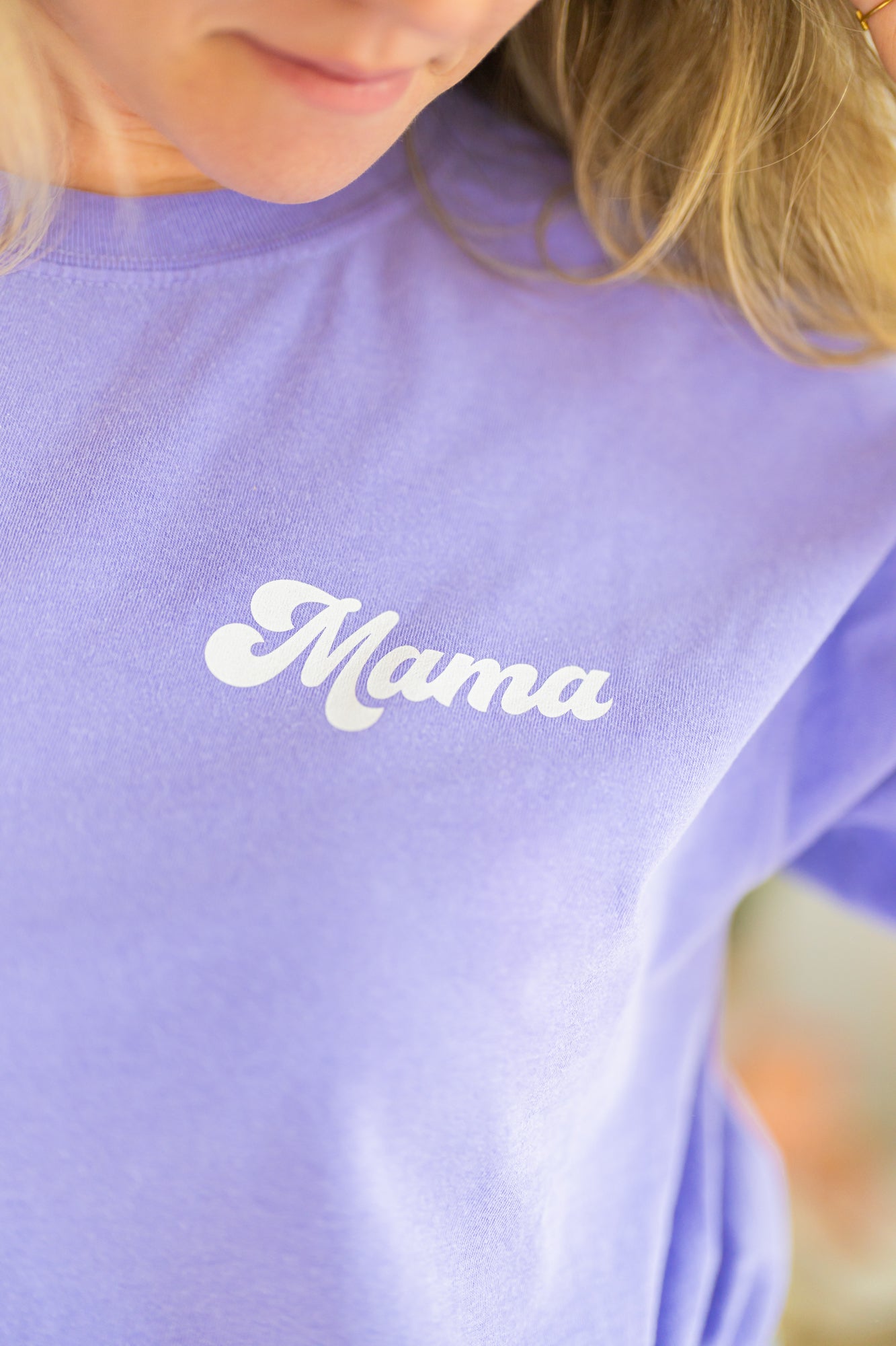 Mama Groovy (Pocket, Creme) - Tee (Lilac)