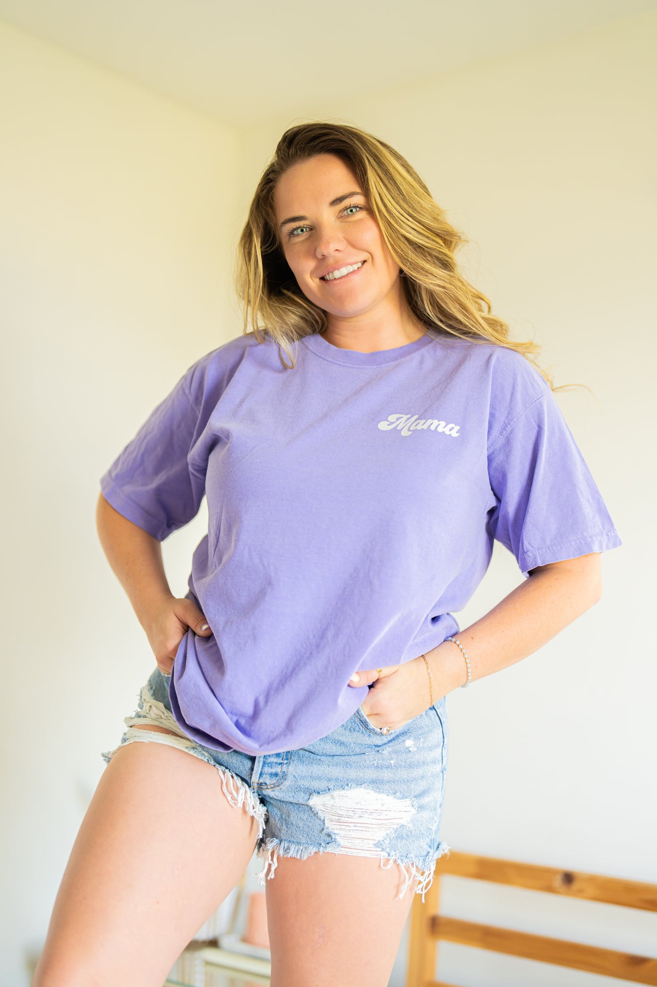 Mama Groovy (Pocket, Creme) - Tee (Lilac)