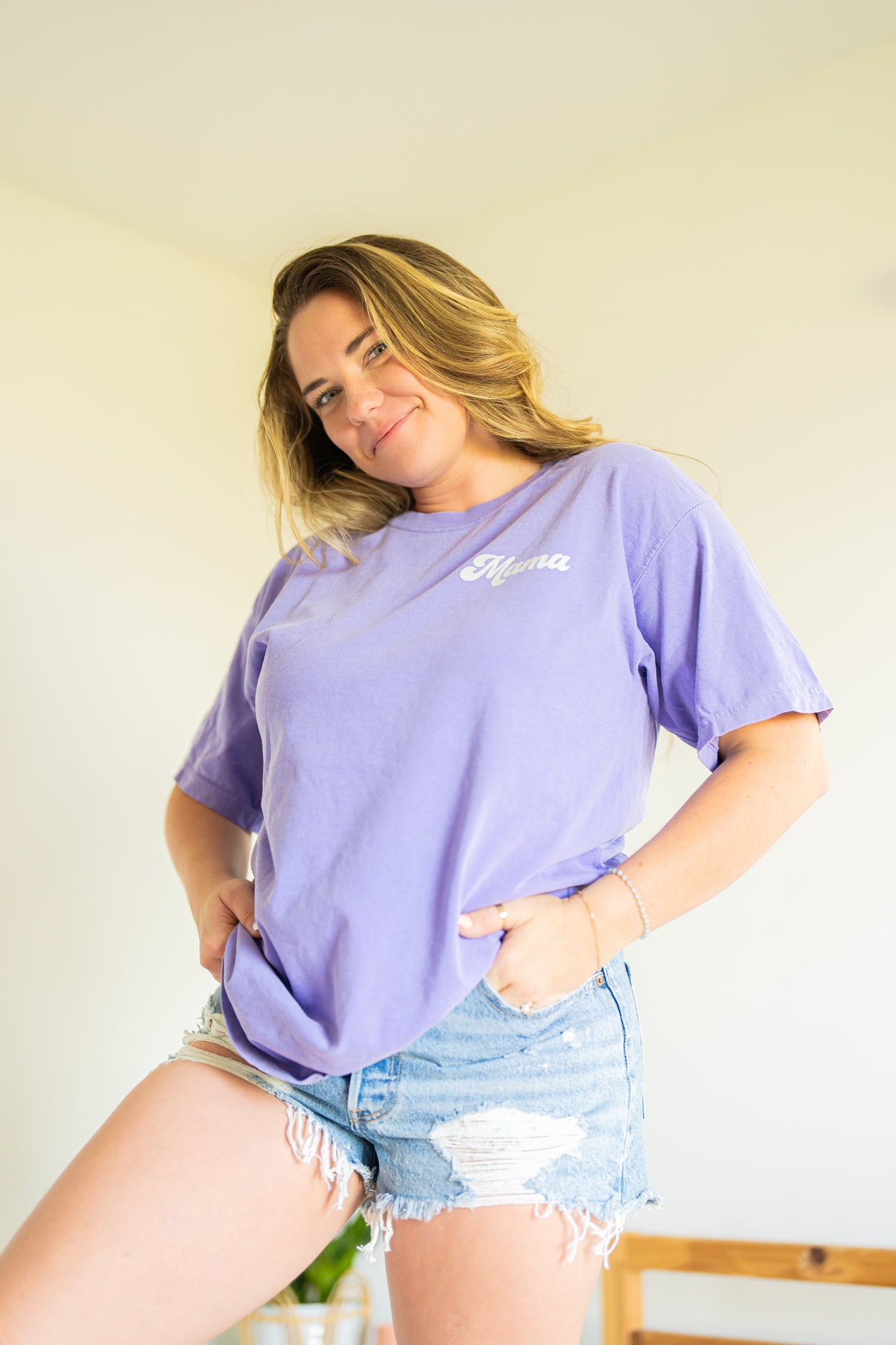 Mama Groovy (Pocket, Creme) - Tee (Lilac)