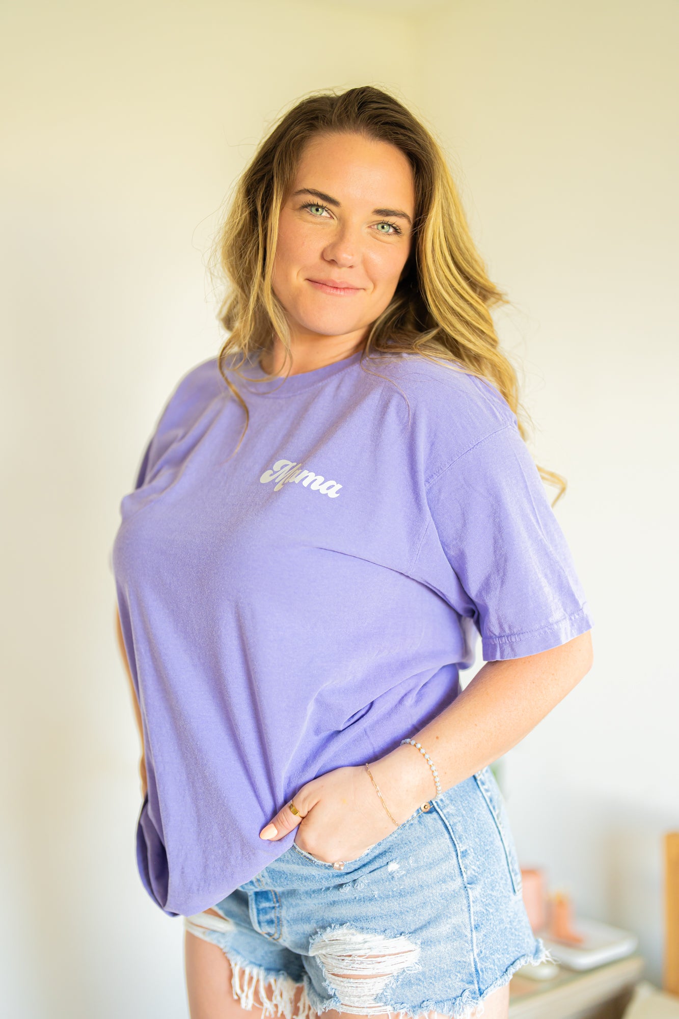 Mama Groovy (Pocket, Creme) - Tee (Lilac)