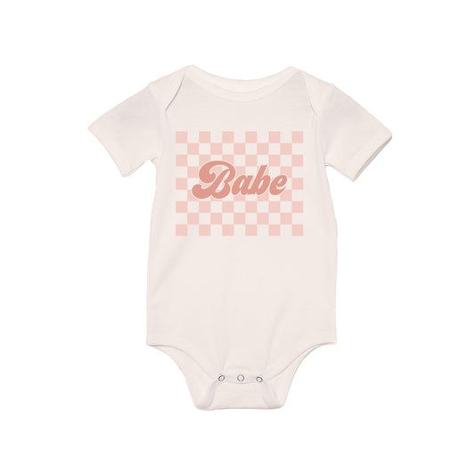 Babe Pink Checkered - Bodysuit (Natural, Short Sleeve)