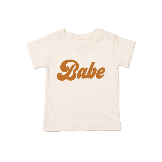 Babe (Retro, Camel) - Kids Tee (Natural)