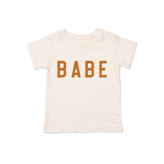 BABE (Rough, Camel) - Kids Tee (Natural)