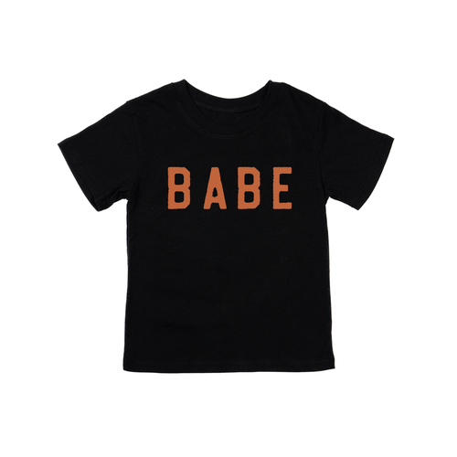 BABE (Rough, Rust) - Kids Tee (Black)