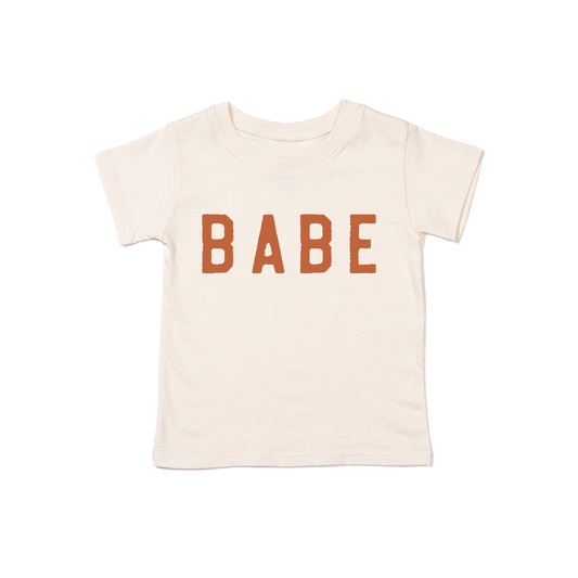 BABE (Rough, Rust) - Kids Tee (Natural)