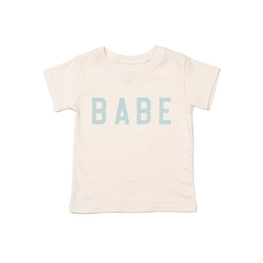 BABE (Rough, Sky) - Kids Tee (Natural)