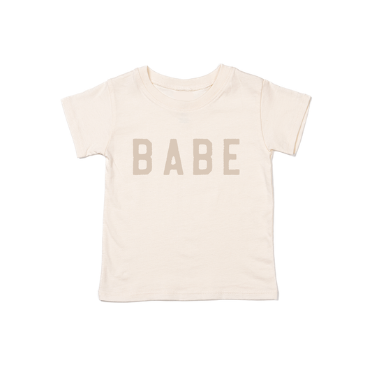 BABE (Rough, Stone) - Kids Tee (Natural)