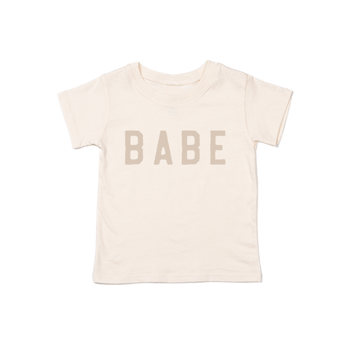 BABE (Rough, Stone) - Kids Tee (Natural)