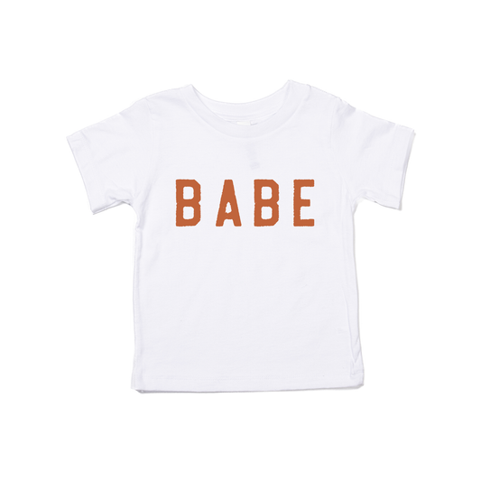 BABE (Rough, Rust) - Kids Tee (White)