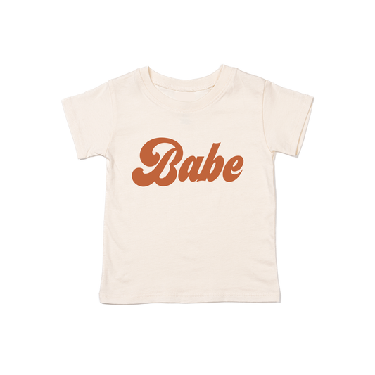 Babe (Retro, Rust) - Kids Tee (Natural)