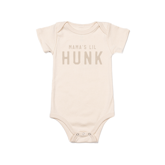 Mama's Lil Hunk (Stone) - Bodysuit (Natural, Short Sleeve)